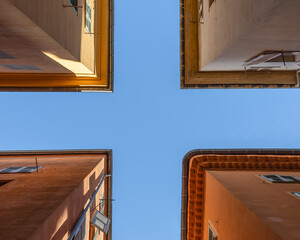 Immeubles dans le vieux Nice, vus d'en bas