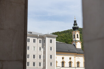 Fototapeta premium Kirche Sankt Michael am Residenzplatz in der Altstadt von Salzburg