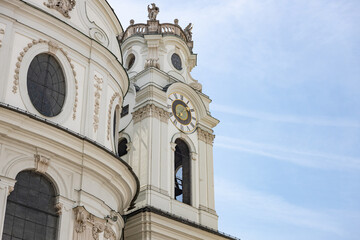 Obraz premium Kollegienkirche am Universitätsplatz in der Altstadt von Salzburg