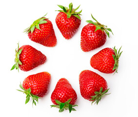 Erdbeeren in einem Kreis angeordnet isoliert auf weissem Hintergund