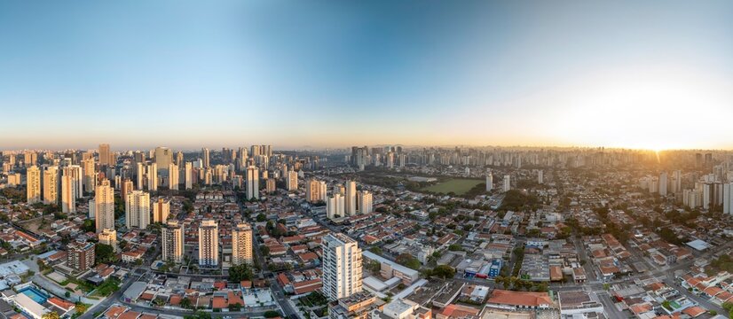 Fotos a&eacute;reas da regi&atilde;o do Brooklin em S&atilde;o Paulo. Zona Sul, ao amanhecer, e tamb&eacute;m o skyline dos pr&eacute;dios mais modernos.