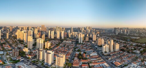 Obraz premium Fotos aéreas da região do Brooklin em São Paulo. Zona Sul, ao amanhecer, e também o skyline dos prédios mais modernos.