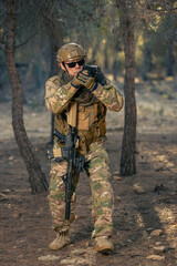  soldado de airsoft entrenando en el bosque