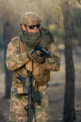 Fototapeta premium soldado de airsoft entrenando en el bosque