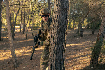  soldado de airsoft entrenando en el bosque