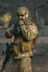  soldado de airsoft entrenando en el bosque