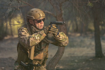  soldado de airsoft entrenando en el bosque