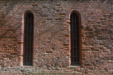 Mur z cegły z wąskimi niszowymi oknami, Malbork