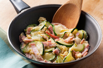 scrambled eggs with courgette and ham