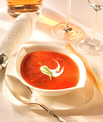 Tomatensuppe, fine dining, Suppe, tomatensuppe mit Creme Fraiche, Gemüsesuppe, gedeckter Tisch,