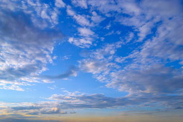 Obraz premium Lots of beautiful white clouds in the evening blue sky
