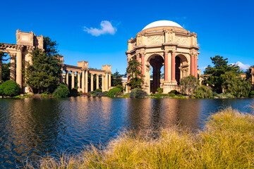 The Palace of Fine Arts is a historic monumental building in the Marina District of San Francisco, California (USA). Built in 1915 for an international exhibition it now is a popular touristic sight.
