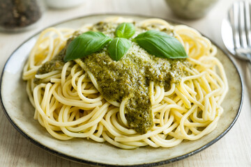 Frische Pasta mit grünem Pesto und Parmesan