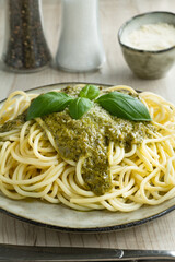 Spaghetti mit grünem Pesto und Parmesan