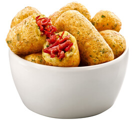 pote com bolinho de mandioca com carne seca isolado em fundo transparente