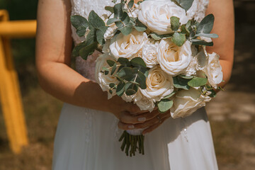 Panna Młoda trzymająca bukiet © Studio Migafka