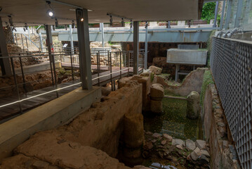 Vista panor&aacute;mica del casco hist&oacute;rico de la ciudad espa&ntilde;ola de C&aacute;ceres con vistas a los tejados de tejas marrones de edificios antiguos alrededor de la plaza principal en el soleado d&iacute;a de primavera