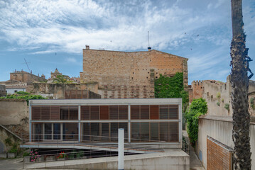 Vista panorámica del casco histórico de la ciudad española de Cáceres con vistas a los tejados de tejas marrones de edificios antiguos alrededor de la plaza principal en el soleado día de primavera