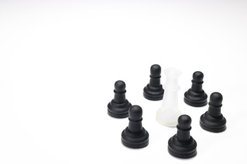 Schach, Dame umzingelt von Bauern