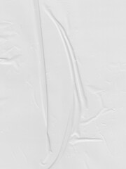 Papel amassado, dobrado e com rugas. Áspecto envelhecido, antigo, vintage e retrô. Fundo cor branca. Vazio em branco. Folhas e páginas. 