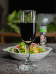 Copa de vino con ensalada