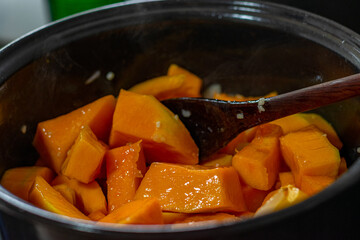 abóbora em pedaços na panela sendo cozida
