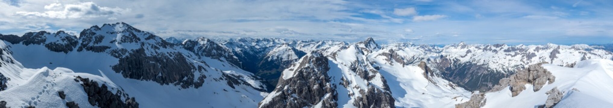 Panorama Allg&auml;uer Hochalpen im Fr&uuml;hjahr mit Schnee vom Hohem Licht bis Hoher Ifen von der Rotgundspitze