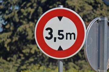 Panneau de signalisation : interdit aux véhicules de plus de 3,5 mètres.