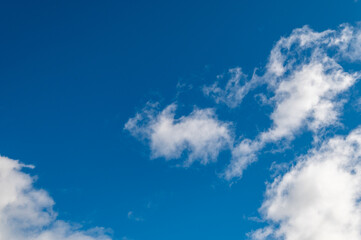 五月の青い空と雲