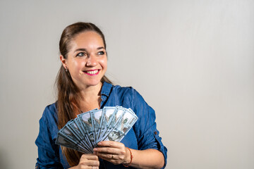 Mujer feliz sosteniendo mucho dinero en forma de abanico. Riqueza y abundancia