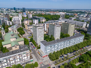 Warszawa, piękna panorama miasta. Widok z drona. Niebieskie niebo i delikatne chmury. 