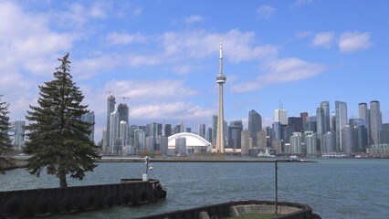 Naklejka premium View from the Toronto Islands to the Toronto skyline - TORONTO, CANADA - APRIL 15, 2024