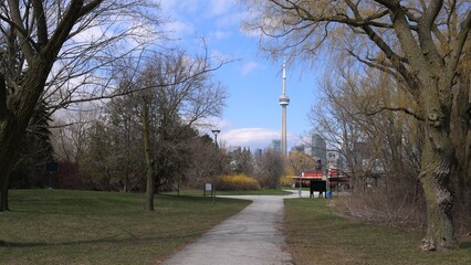 Naklejka premium Toronto Islands Park on lake Ontario - TORONTO, CANADA - APRIL 15, 2024