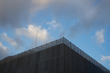 ネットのかかっている工事現場