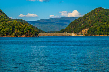 Obraz premium Appalachian mountain vista with Watauga Dam in foreground in Tennessee.
