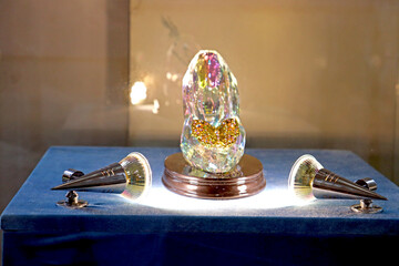 A glass slipper like Cinderella's glitters in the museum. Diamond princess shoes