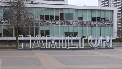 Obraz premium The city hall of Hamilton Ontario - HAMILTON, CANADA - APRIL 13, 2024
