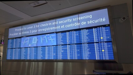 Obraz premium Departure screen at Toronto Pearson International Airport - TORONTO, ONTARIO - APRIL 15, 2024