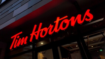 Obraz premium Tim Hortons Cafe and bakery in Toronto Ontario - TORONTO, ONTARIO - APRIL 15, 2024