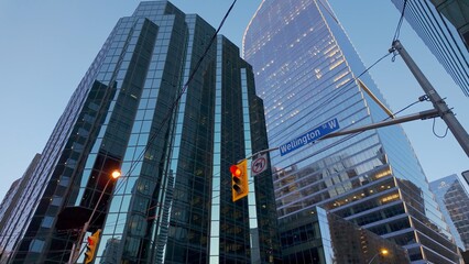Obraz premium Royal Bank of Canada RBC and TD bank at Wellington Avenue in Toronto - TORONTO, ONTARIO - APRIL 15, 2024