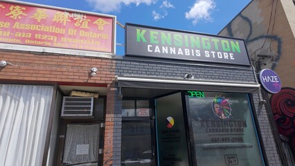 Obraz premium Kensington cannabis store in Toronto Chinatown - TORONTO, ONTARIO - APRIL 15, 2024