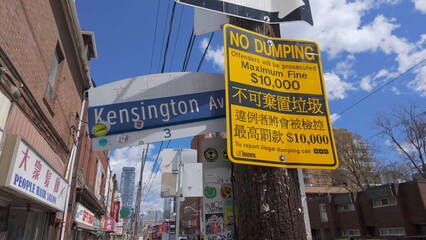 Obraz premium Street sign Kensington Avenue at Toronto China Town - TORONTO, ONTARIO - APRIL 15, 2024