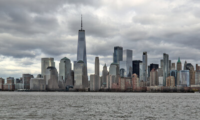 Obraz premium downtown manhattan skyline on a cloudy day (world trade center) one skyscraper tall buildings (financial center) hudson river, liberty state park view new york city nyc metropolis cityscape