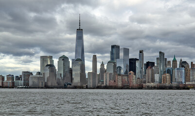 Obraz premium downtown manhattan skyline on a cloudy day (world trade center) one skyscraper tall buildings (financial center) hudson river, liberty state park view new york city nyc metropolis cityscape