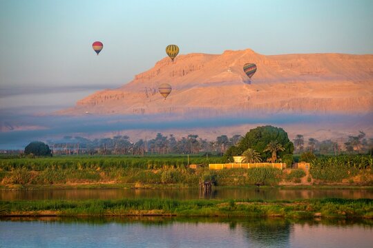 Rising hot air balloons above the temple of Hatshepsut on the banks of the Nile, near Luxor, Egypt, Africa