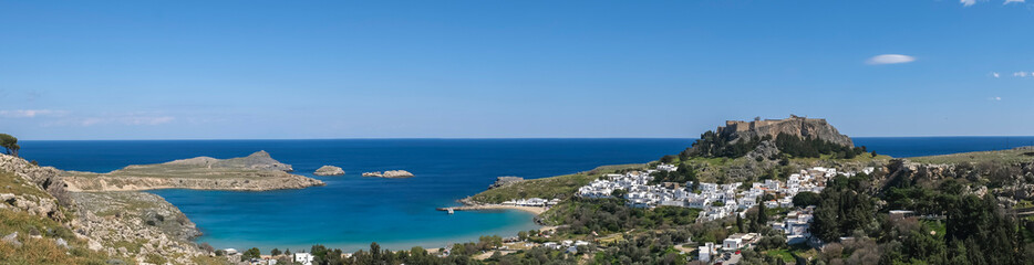 Blick auf die Akropolis und die weißen Häuser von Lindos, Rhodos