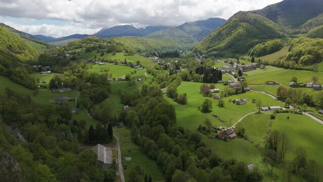 Avanc&eacute;e sur la vall&eacute;e verte des montagnes