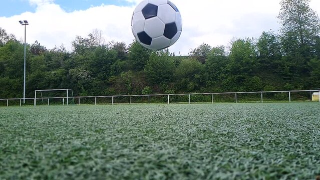 Fu&szlig;ball springt auf dem Rasen 