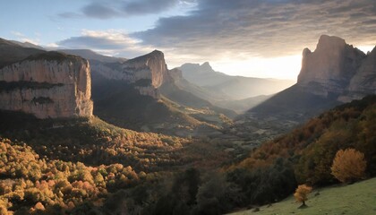 montanas rocosas espectaculares bosque y valle al atardecer paisaje pirineos escena de penascos y...