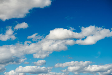 Fototapeta premium Scattered Clouds Across a Bright Blue Sky